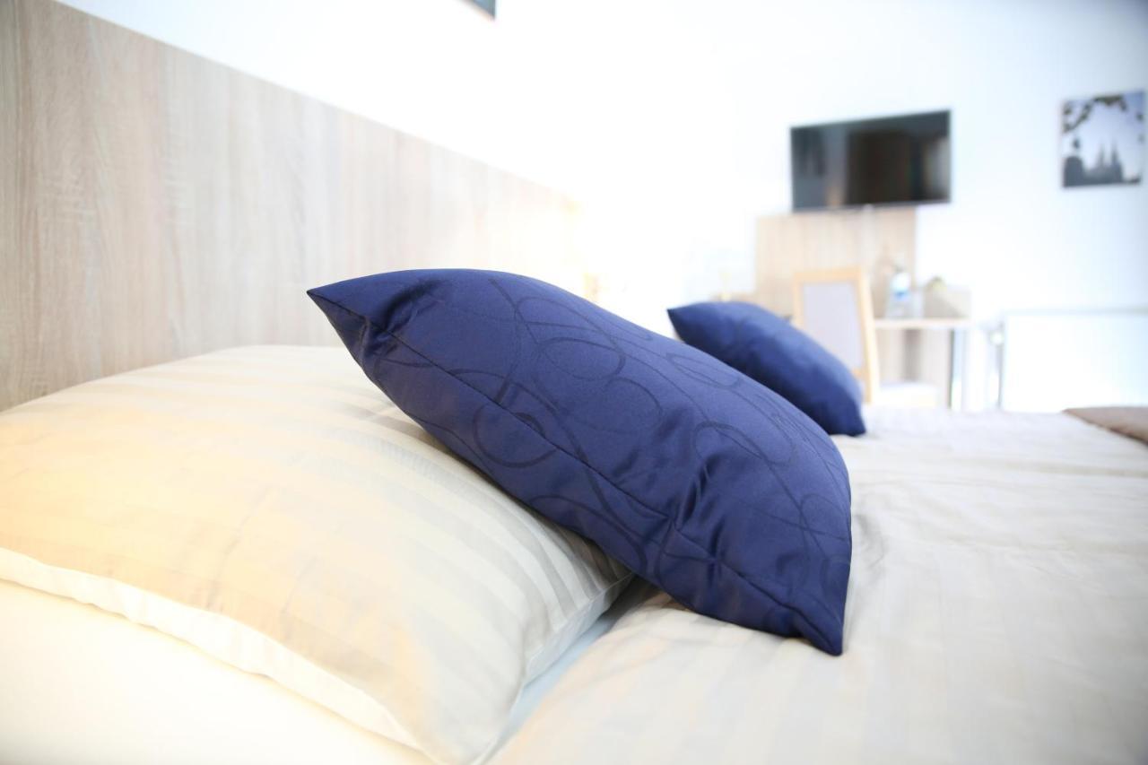 Hotel Pilar Garni โคโลญ ภายนอก รูปภาพ