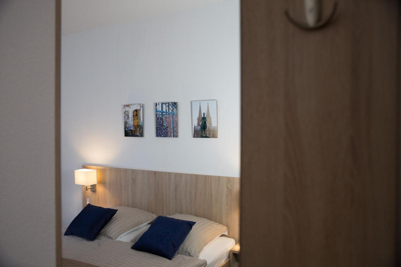 Hotel Pilar Garni โคโลญ ภายนอก รูปภาพ